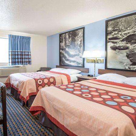 Hotel Super 8 By Wyndham New Castle Exterior foto